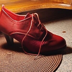 Elegant Red Women's Oxford Shoesby Masseys Size 8N